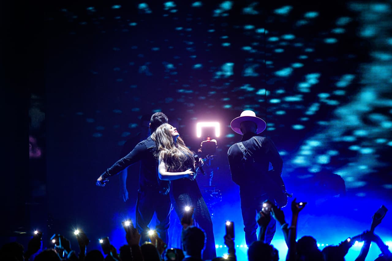 El tercer número musical de la noche estuvo a cargo de Jesse y Joy y Luis Fonsi.