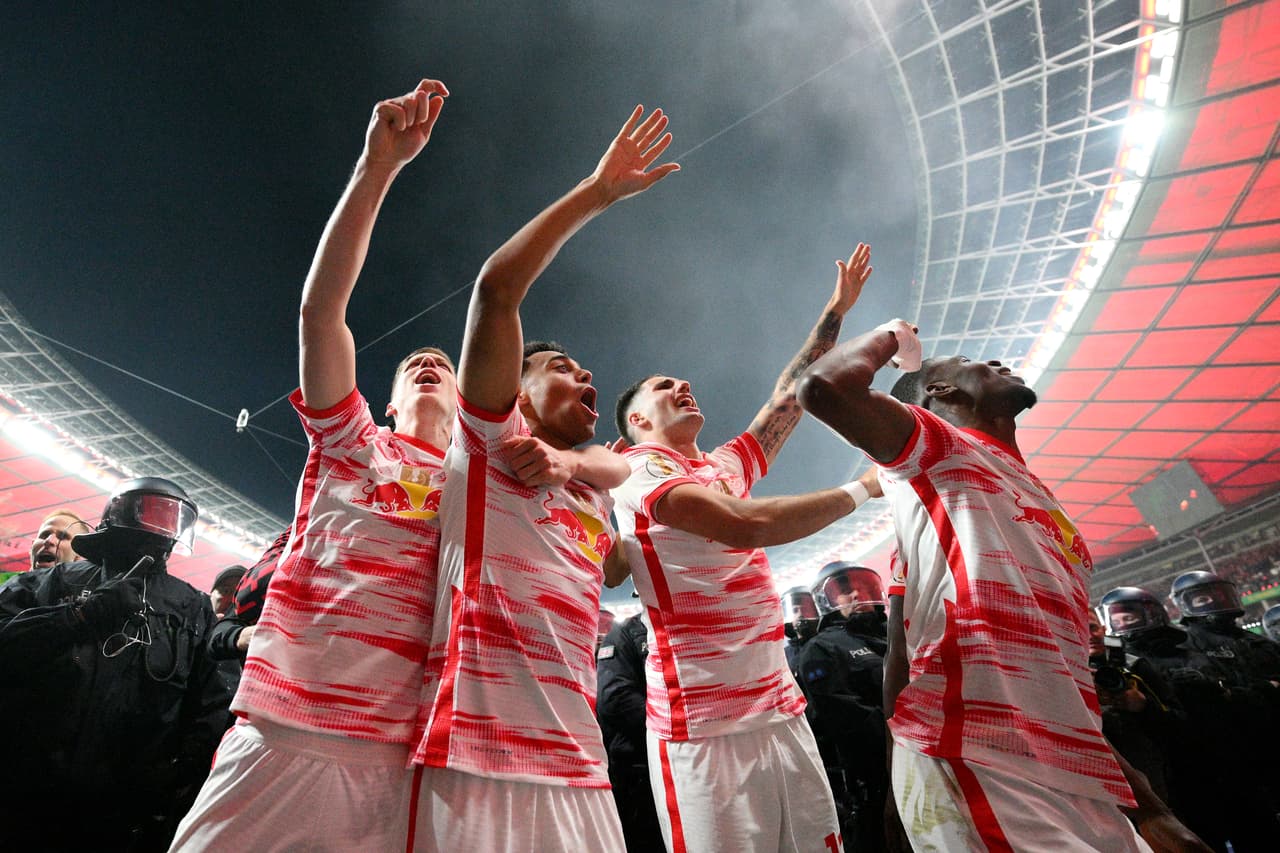 La alegría del Leipzig era indescriptible con la Pokal que será histórica.