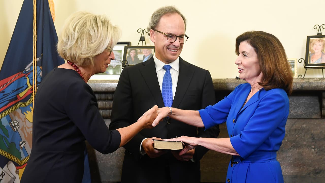 A partir de este martes, Kathy Hochul es la nueva gobernadora de Nueva York, luego de que brindara juramento en una breve ceremonia privada presidida por la jueza Janet DiFiore, convirtiéndose así en la primera mujer en asumir el cargo en la historia del estado.