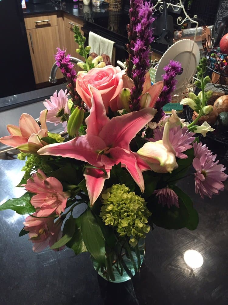 <b>Eneni's Garden, Ltd.</b>
<br>Dirección: 191 Peachtree St Ste LLB04 Atlanta, GA. 30303
<br>Teléfono: (404) 522-5500
<br>Sitio web: 
<a href="https://enenisgarden.com">https://enenisgarden.com</a> 
<br>
<b><a href="https://www.yelp.com/map/enenis-garden-ltd-atlanta">Cómo llegar</a></b>
<br>
<br>Se promocionan en Yelp como una “floristería familiar local” y que están “comprometidos a ofrecer solo los mejores arreglos florales y regalos respaldados por un servicio amable y rápido”.