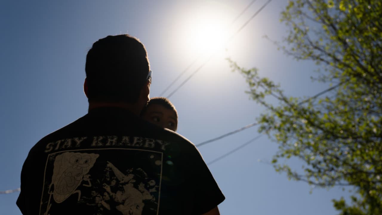 Temprano en la mañana, la doctora Michella Muñoz, ejecutiva del programa de Retorno de Muestras de Marte en NASA, explicó que en Los Ángeles la comunidad podría apreciar un 48.6% de la cobertura del Sol durante el eclipse. Asimismo, la experta mencionó que este fenómeno ocasionaría un enfriamiento en la atmósfera.