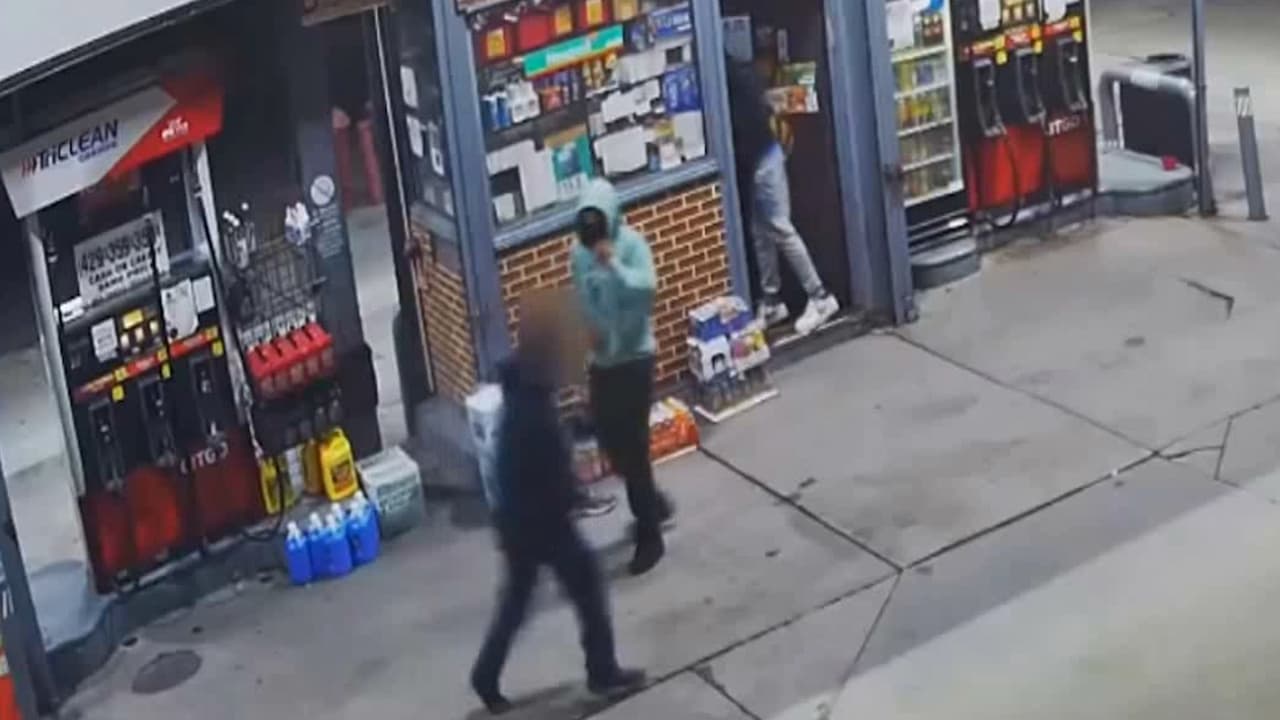 Buscan a tres sospechosos de atacar y robar a empleado de gasolinera en NY