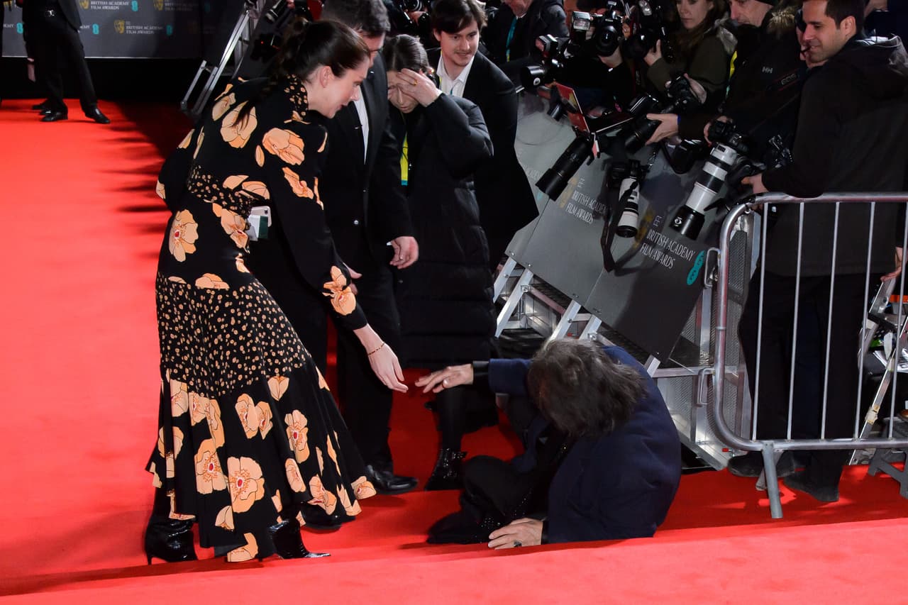 La gala de los Bafta fluyó con normalidad, aunque en la alfombra roja, el legendario actor Al Pacino, sufrió una caída.