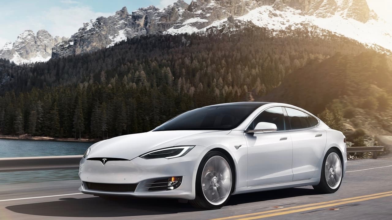 Tesla ha ido mejorando el Model S desde su lanzamiento. La última modificación estética, en la que su área frontal fue cambiada extensamente, tuvo lugar en 2017, mientras que en 2016 el fabricante introdujo la versión
<b> P100D</b> con 
<b>605 caballos de fuerza</b> y un modo de manejo 'Ludicrous' (absurdo, en español) que le permite acelerar de 
<b>0 a 60 millas por hora en 2.4 segundos</b>, el cual por razones obvias sería un excelente patrullero de autopistas. El precio inicial del Tesla Model S P100D es de 
<b>135,000 dólares</b>.