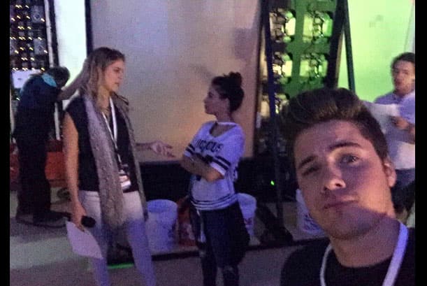 ¡William!, ¿por qué andas espiando a Jessica Cediel? Este par se está conviertiendo en una pareja muy explosiva.