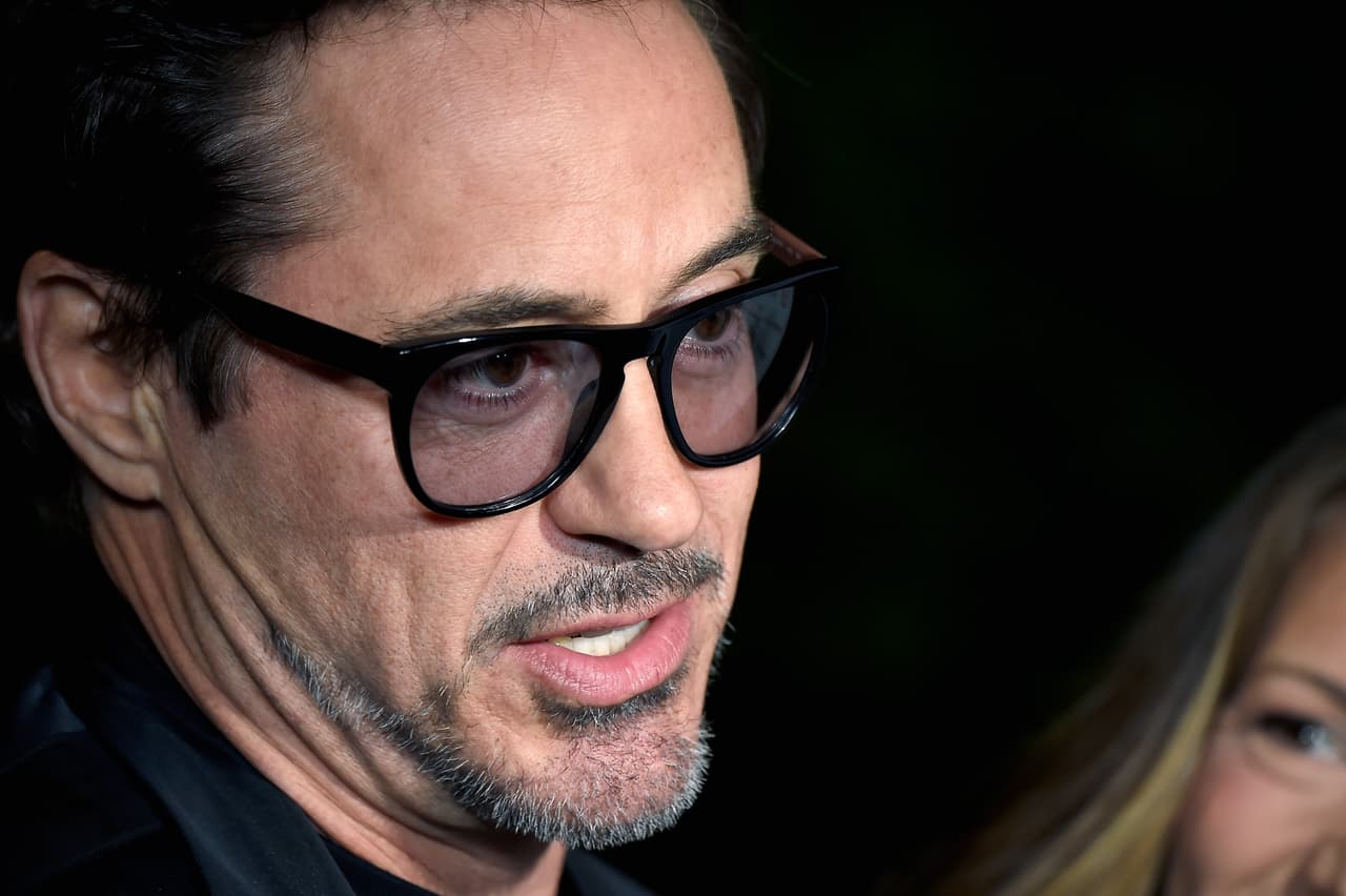 <b>Robert Downey Jr</b>: "Lo primero que tienes que hacer es salir de esa cueva. Mucha gente lo hace pero no cambia. Así que la clave está en salir y reconocer la importancia de esa agresiva negación de tu destino”, 
<a href="http://www.vanityfair.com/hollywood/2014/09/robert-downey-jr-cover"><u>declaró</u></a> el actor, quien ha hablado abiertamente sobre sus 
<a href="http://www.univision.com/noticias/drogas-y-adicciones/just-say-no-la-emblematica-campana-contra-las-drogas-de-nancy-reagan">adicciones</a>, posiblemente heredadas de su padre. Estuvo en prisión en varias ocasiones, pero logró salir adelante gracias al apoyo de su esposa. Ingresó en Alcohólicos Anónimos, meditó y hasta practicó artes marciales para superarlas. Ahora lo más fuerte que consume es 
<a href="http://www.univision.com/noticias/nutricion/cinco-razones-para-no-privarte-de-esa-taza-de-cafe-fotos">café</a>.