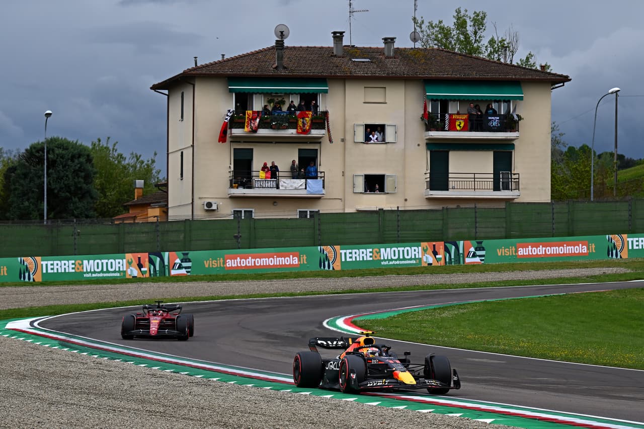 Gran carrera de Red Bull para su primer 1-2 desde el 2016 con Max Verstappen ganador en el GP de Imola y el mexicano Sergio 'Checo' Pérez como segundo lugar en el podio en Italia.