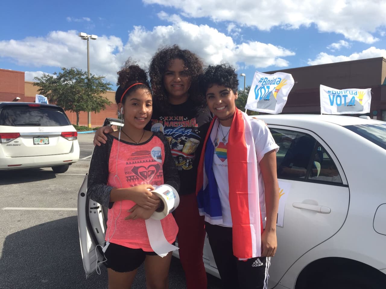 Anque las dos pequeñas ya nacieron en Florida y la mayor, Gio (a la derecha), llegó con solo un año, las hermanas Rivera también fueron a la caravana a animar a los puertorriqueños a votar.