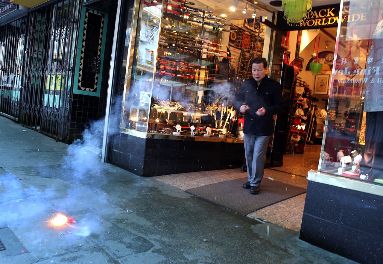 Los petardos, tambores, gongs y címbalos que resuenan tienen la finalidad de espantar a los malos espíritus, según la tradición.