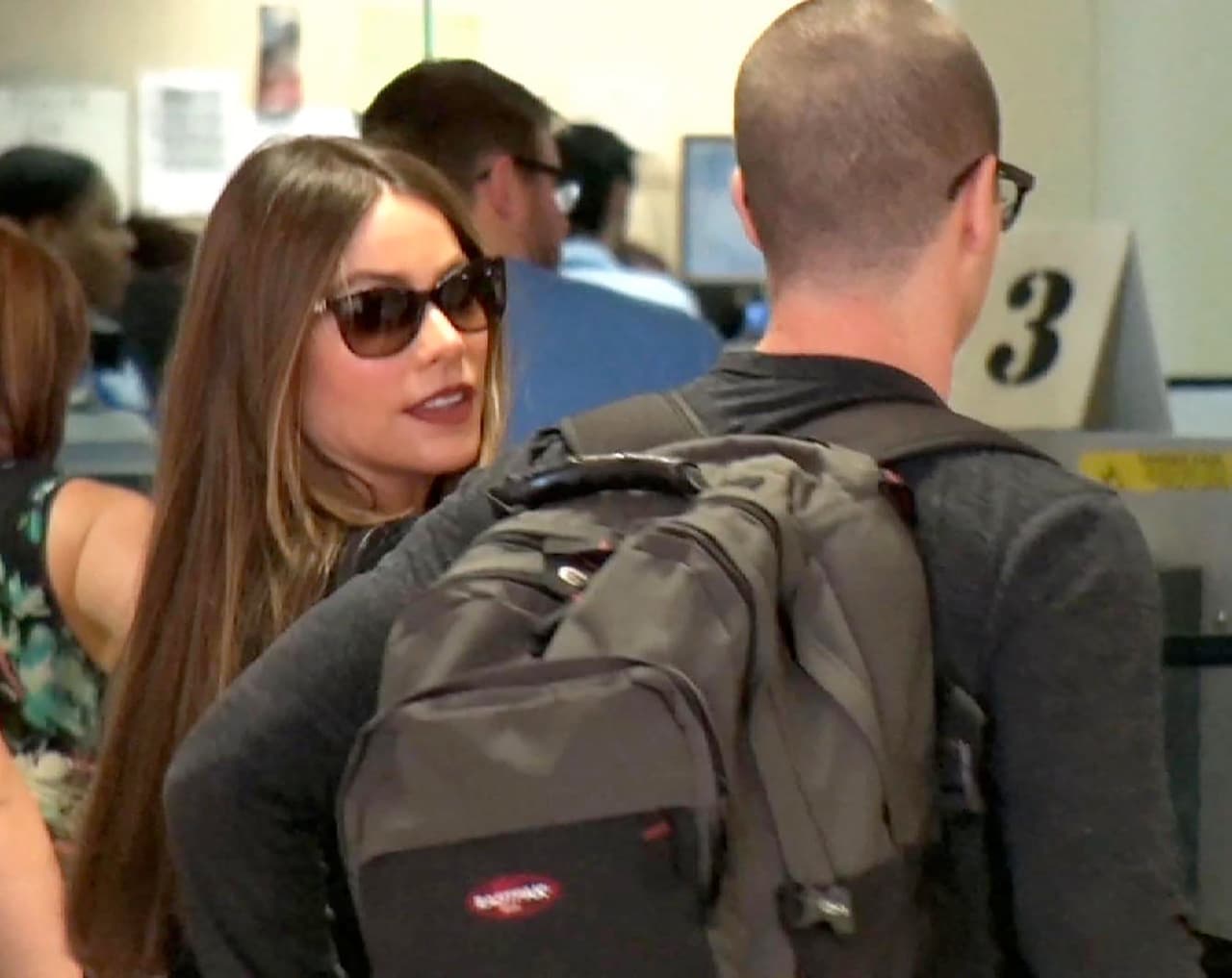 Al parecer se molestó ante la insistencia de las cámaras.