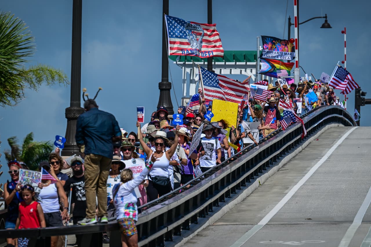 Los manifestantes también se reunieron en las afueras de la residencia del presidente Trump en Mar-a-Lago.