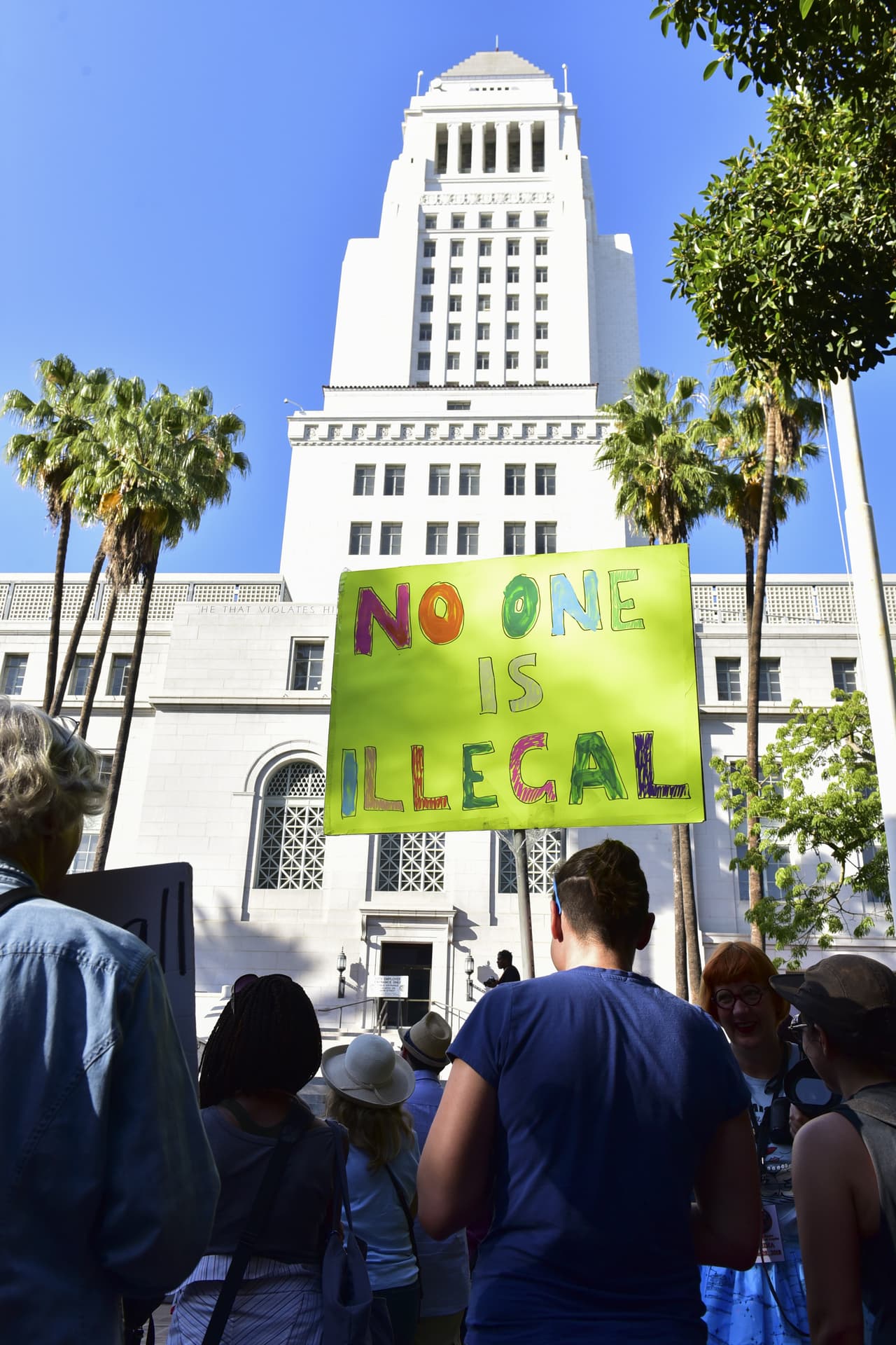 Asistentes a la manifestación portaban carteles como este con el mensaje: "Nadie es ilegal".