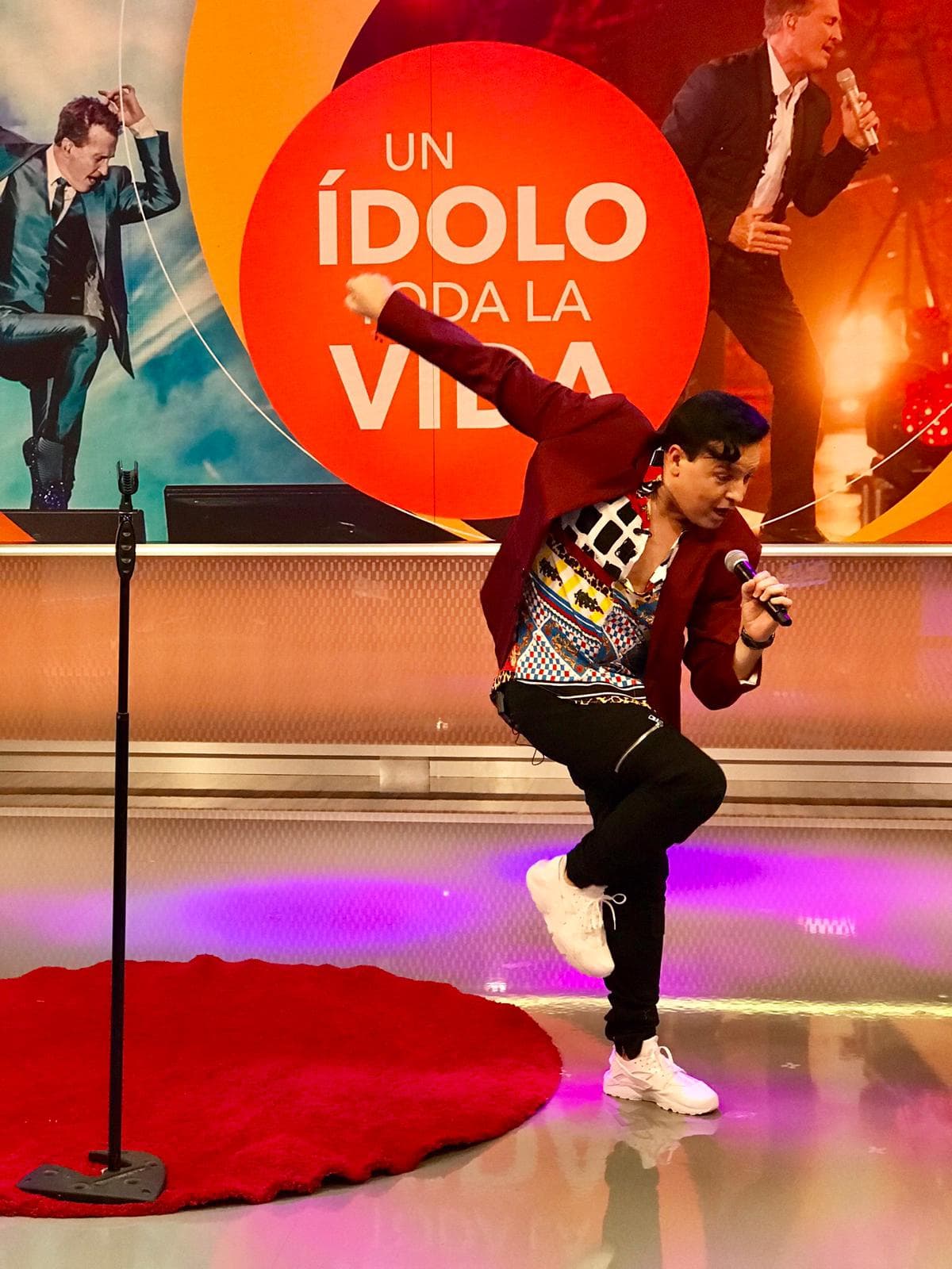 Raúl González tuvo una extraordinaria presentación al interpretar 'La chica de humo'.