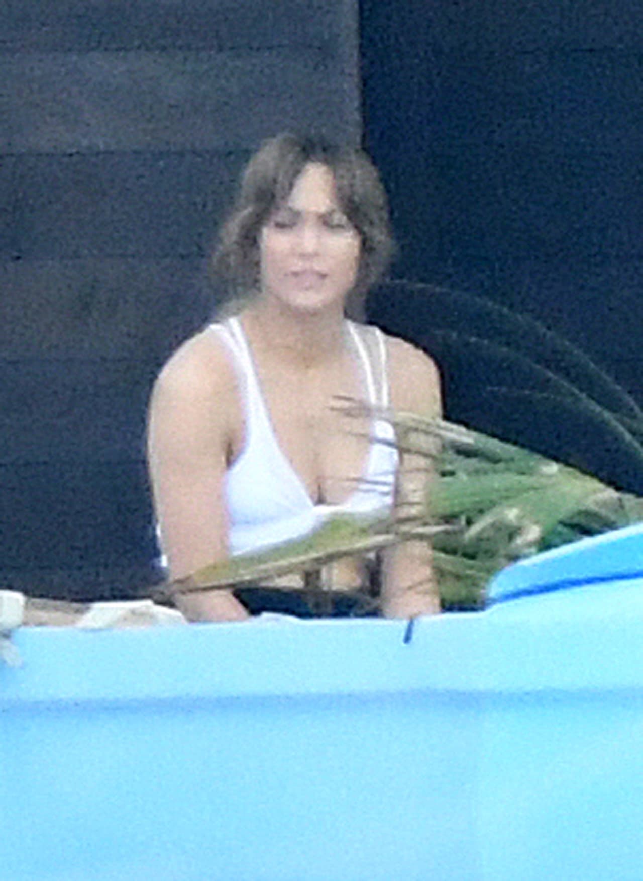 Jennifer Lopez muestra su abdomen mientras trabajaba por segundo día consecutivo mientras estaba de vacaciones con su nuevo novio Alex Rodríguez en Bakers Bay Golf & Ocean Club en las Bahamas.
