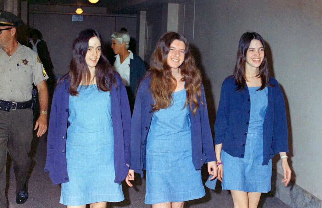 En esta fotografía de archivo del 20 de agosto de 1970, las seguidoras de Charles Manson, de izquierda a derecha, Susan Atkins, Patricia Krenwinkel y Leslie Van Houten, se dirigen al tribunal para comparecer por su participación en los asesinatos sectarios de siete personas en Los Ángeles en 1969.