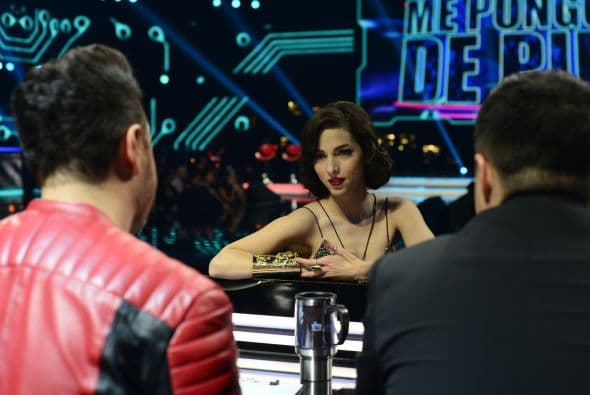 Miren nada más cómo mantenía muy entretenidos a algunos de los capitanes.