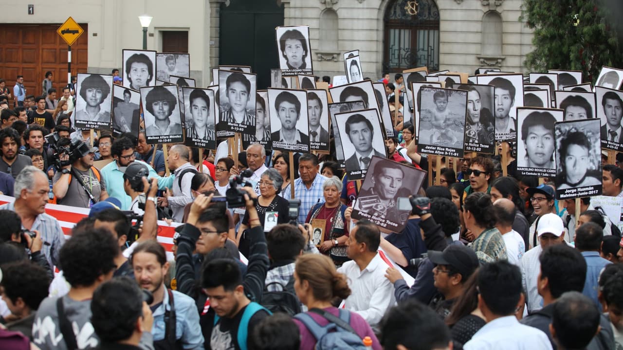 “No es odio ni rencor, es memoria y conciencia”: Así fue la masiva protesta en Perú por el indulto de Kuczynski a Fujimori