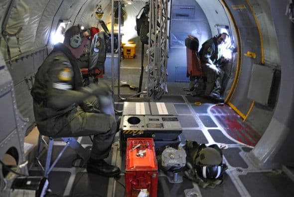 Luego de una intensa búsqueda con aviones y buques, el 4 de abril comenzó el rastreo submarino de las cajas negras.
