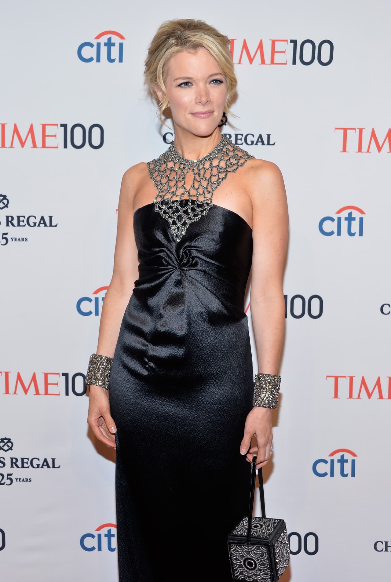 Inolvidable su vestido negro que transformó como solo una experta lo sabe hacer, de la mano de un accesorio que en la moda se conoce como 'Statement Necklace' (un collar emblemático) para asistir a la gala de los 100 más influyentes según Times.