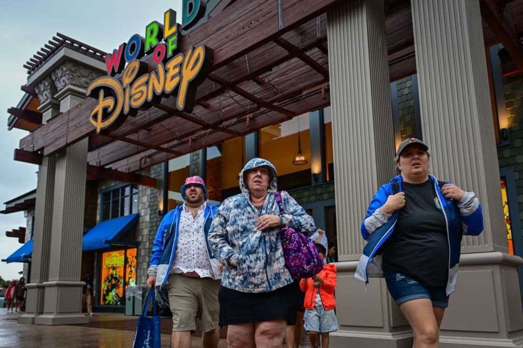 Sus caras lo dicen todo. Poco antes de las 2:00 de la tarde del miércoles 9 de octubre, visitantes del lugar 'más feliz del planeta', como se le conoce al conglomerado de parques y atracciones de Walt Disney World, en Orlando, Florida, salieron a un lugar seguro.
<b><a href="https://www.univision.com/local/orlando-wven/disney-cierra-parques-atracciones-en-orlando-impacto-huracan-milton" target="_blank">Disney cerró operaciones</a></b> como medida preventiva, ante el paso del huracán Milton por la Florida Central.