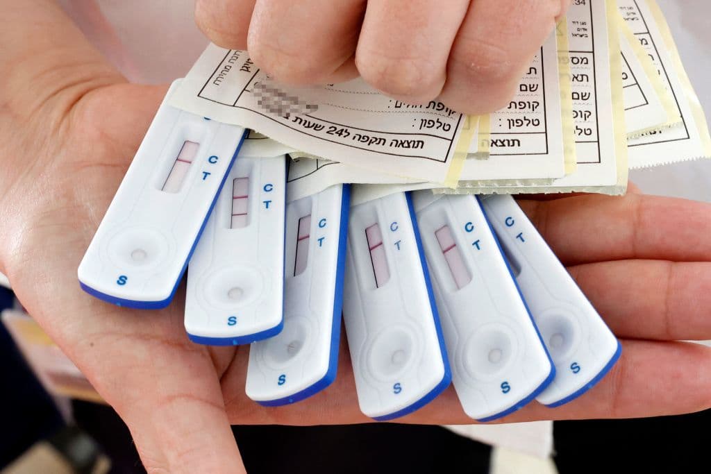 Newsom firma una orden ejecutiva que prohíbe el aumento excesivo de precios de pruebas de covid-19 caseras