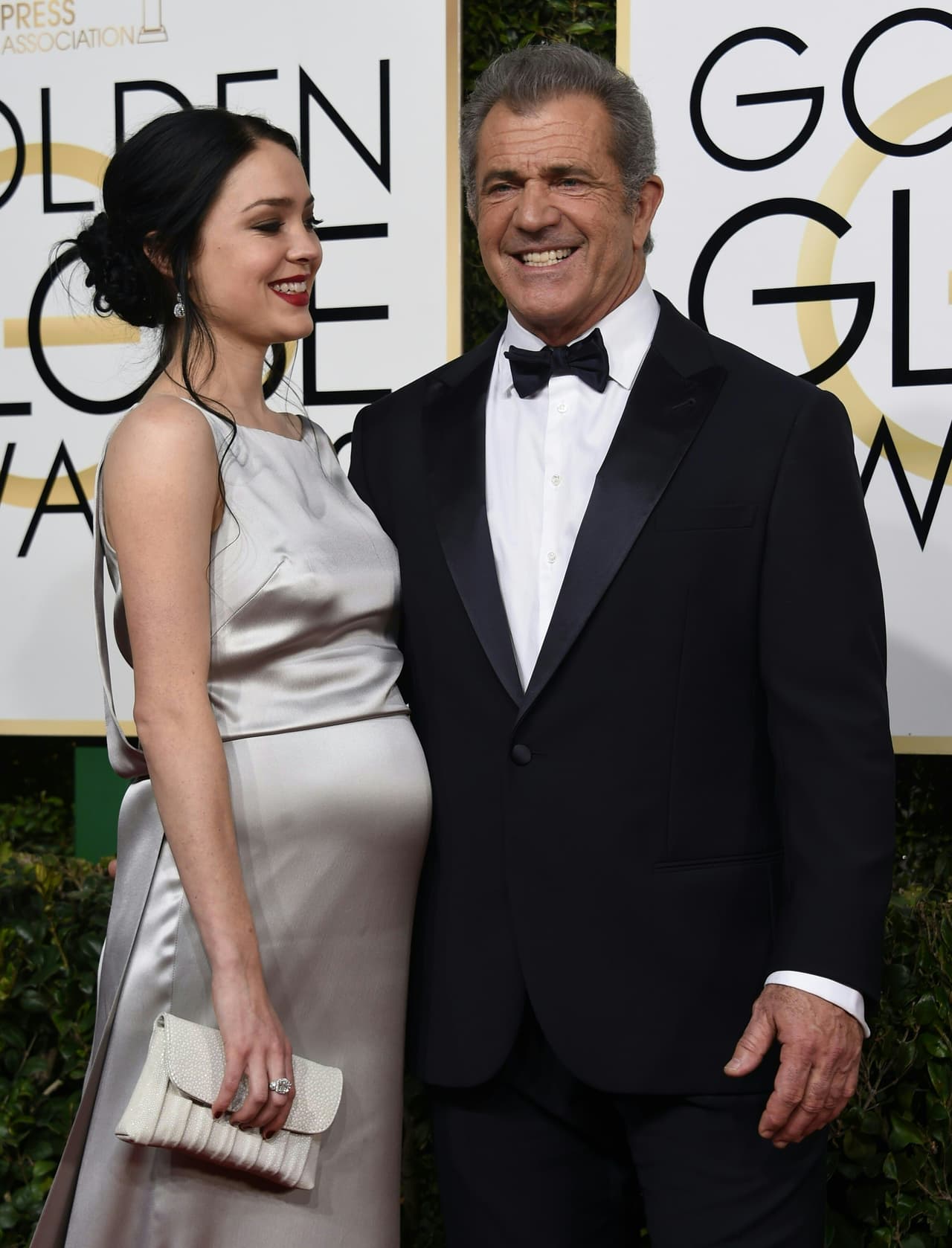Mel Gibson y su novia, Rosalind Ross, empezaron a salir a salir dos años atrás y en septiembre de 2016, la pareja confirmó que estaban a la espera de un hijo.