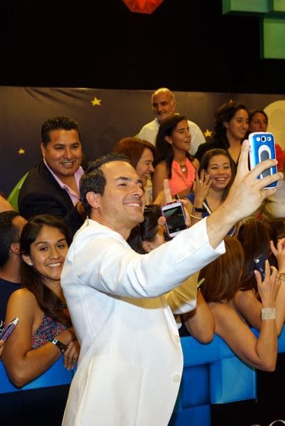 Nos encantan los selfies. We can't get enough of them! Y si no, pregúntenle a los que desfilaron la alfombra de Premios Juventud.