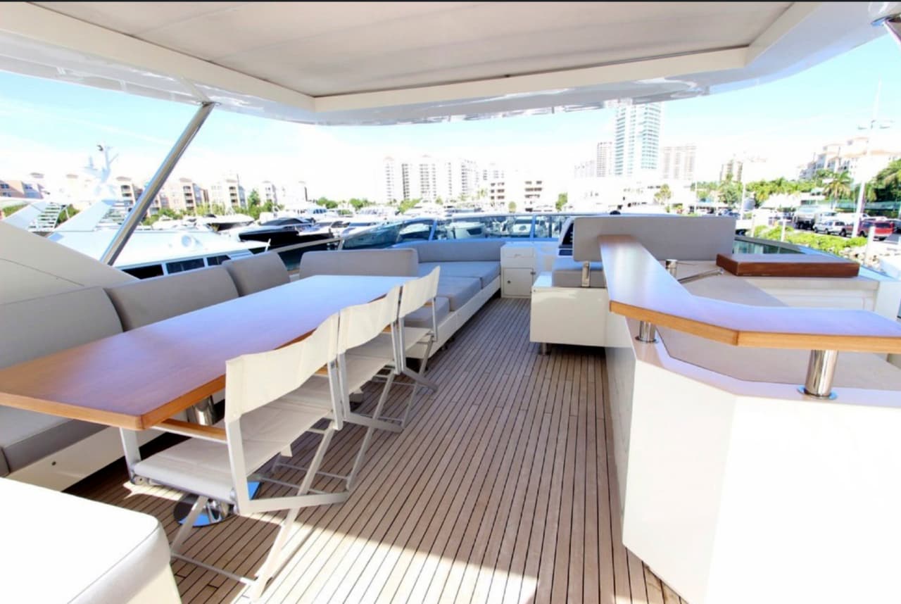 La amplia terraza cuenta con una mesa para acomodar a ocho personas y un sofá en forma de media luna con almohadones para tomar sol, junto a un bar amoblado con heladera, lavabo y parrilla.