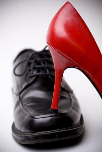 Comprar menos zapatos. Fíjate cuántos pares de zapatos hay en tu clóset y luego revisa el de tu chico. ¿Es necesario aclarar algo más?