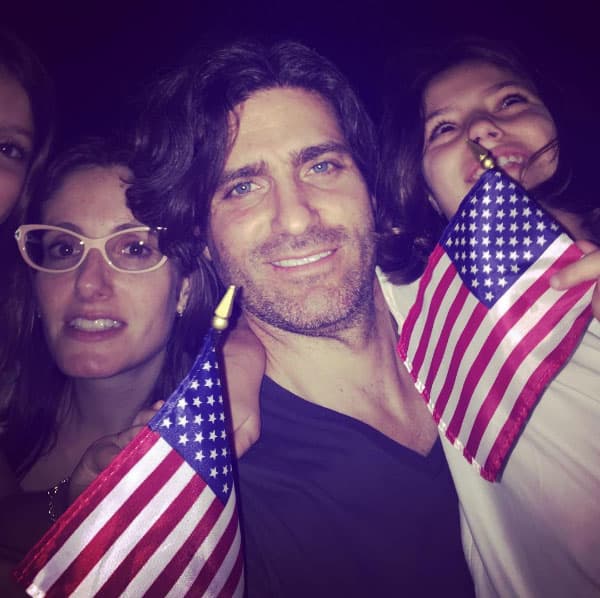 Él es Alexis, su hermano mayor, es arquitecto al igual que su padre. ¿Cuál pareja de hermanos se parece más?