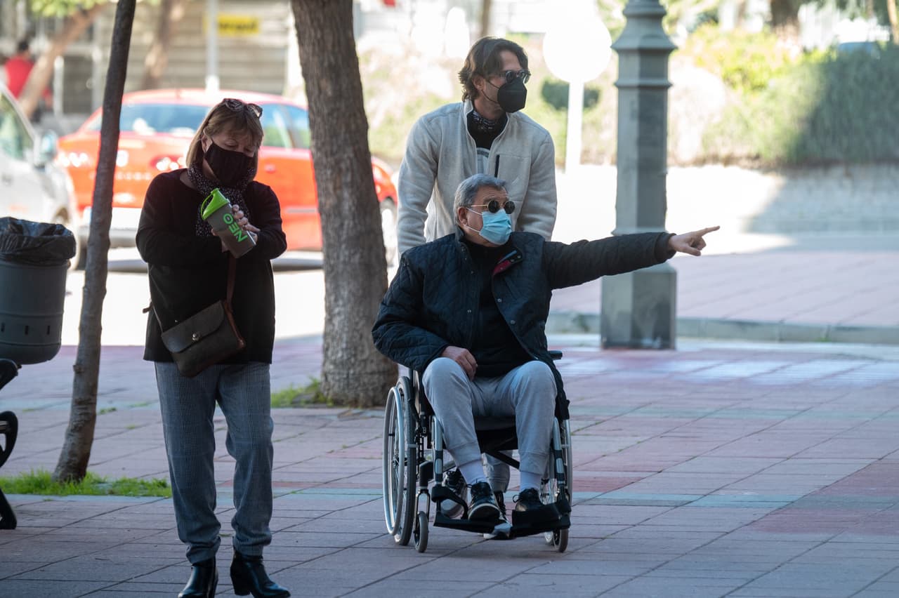 En estas otras imágenes, el actor fue captado con don Oscar, a quien auxilia a trasladarse en silla de ruedas. 
<br>