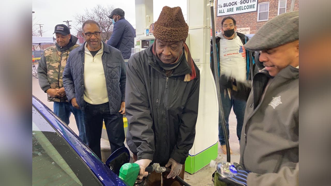 Fue el mismo Willie Wilson quien dio el banderazo de salida a la
<a href="https://www.univision.com/local/chicago-wgbo/cierres-viales-y-congestion-vehicular-anticipan-caos-en-el-trafico-por-entrega-de-gasolina-gratis-en-chicago-video" target="_blank">segunda ronda de su promoción de gasolina gratis</a>. Wilson eligió la estación de BP, en el 5201 de West Cermak Road, en Cicero, para dar inicio a la promoción.