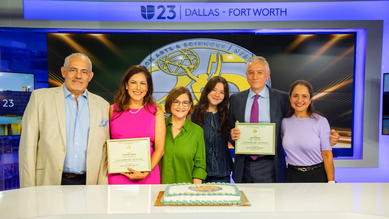 Ana María Vargas, junto a su esposo, y Ángel Pedrero, acompañado de su esposa y una de sus hijas, posan con Martha Kattan tras recibir sus reconocimientos Silver Circle de los Emmy.