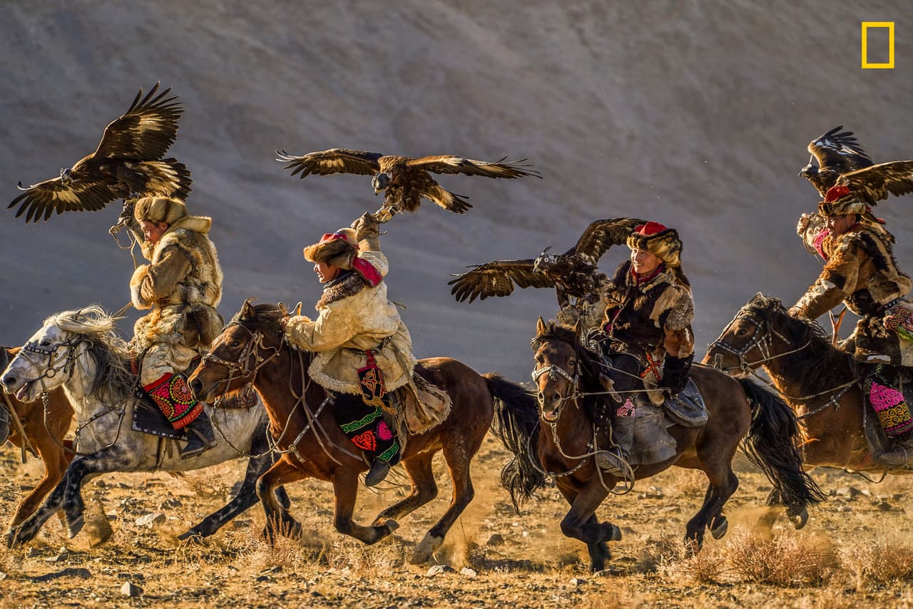 <b>Montamos juntos, volamos juntos. </b>“Los participantes en el Festival Anual del Águila de Oro, muestran sus habilidades. Este se celebra en Bayan-Ölgii aimag, al oeste de Mongolia. Los cazadores de águilas celebran su herencia kazaja y compiten para atrapar pequeños animales como conejos y zorros. La caza del águila se ha practicado en Asia Central durante miles de años, aunque hoy en día se conserva únicamente en la cultura kazaja, donde las tradiciones siguen vivas y bien conservadas”, 
<a href="https://www.nationalgeographic.com/travel/contests/travel-photo-contest-2019" target="_blank">escribió el fotógrafo sobre esta imagen. </a>