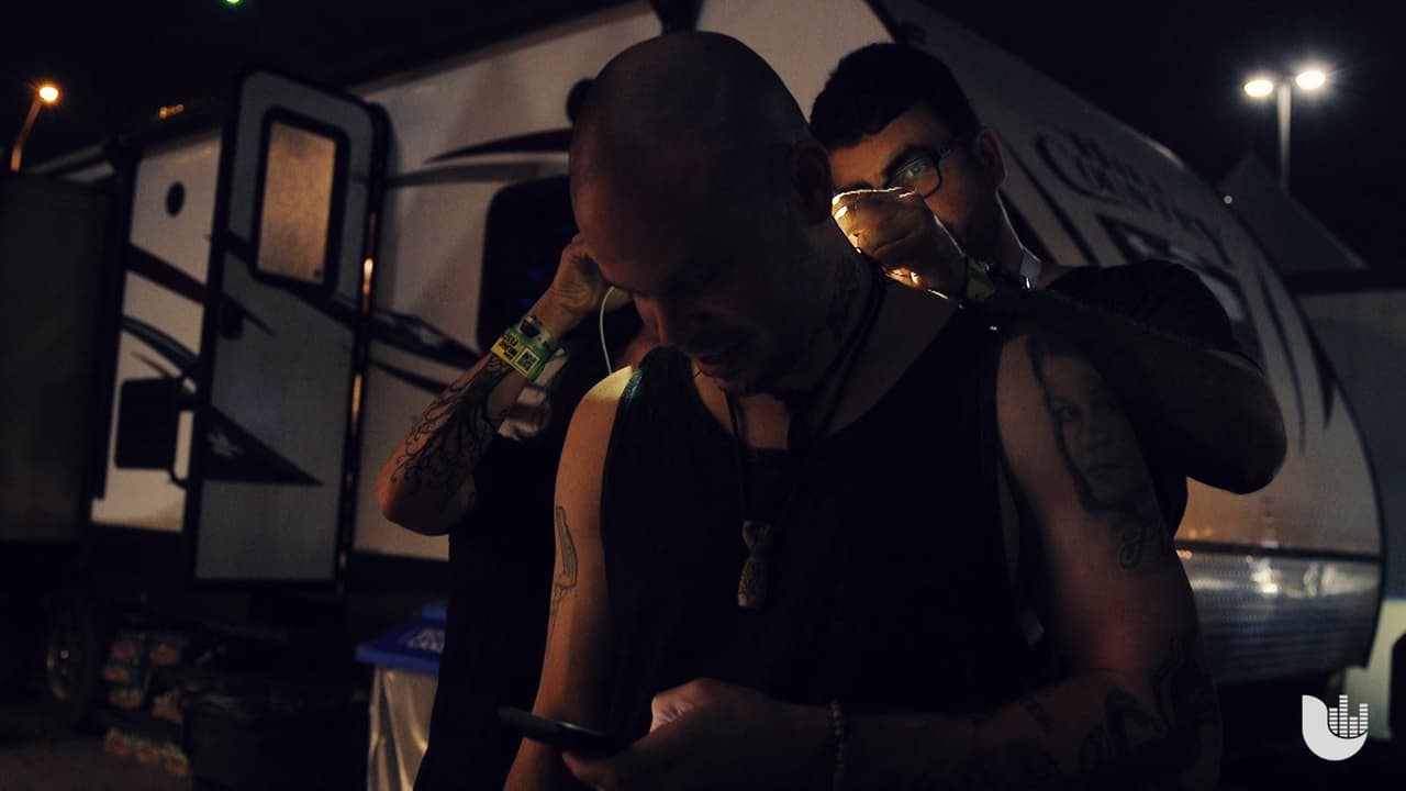 Una vez en el recinto, su equipo de trabajo ayuda a Residente a ajustarse los collares.