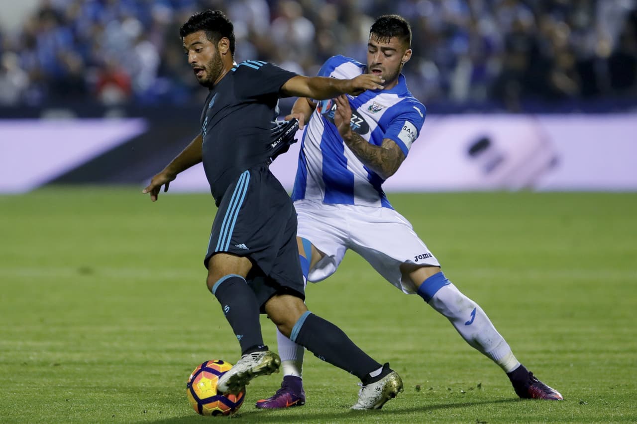 Vela recibiendo una falta de Diego Rico.
