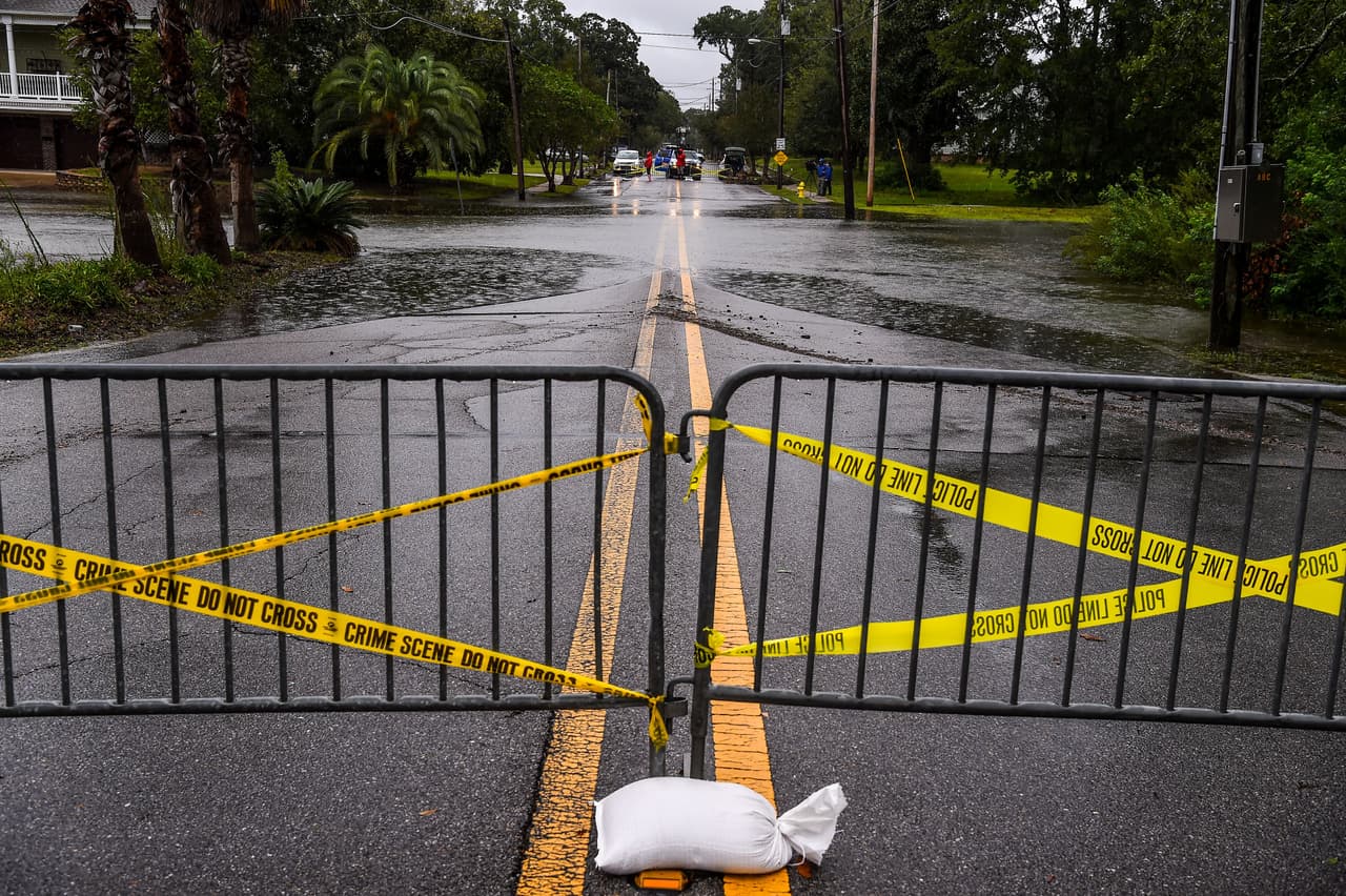 En Pascagoula, Mississippi, las autoridades colocaron barricadas en las zonas donde las aguas ya han inundado las vías. Stacy Stewart, especialista del NHC, advirtió que las inundaciones podrían ser mortales. “Esta va a ser una inundación histórica junto con la lluvia histórica”, dijo.