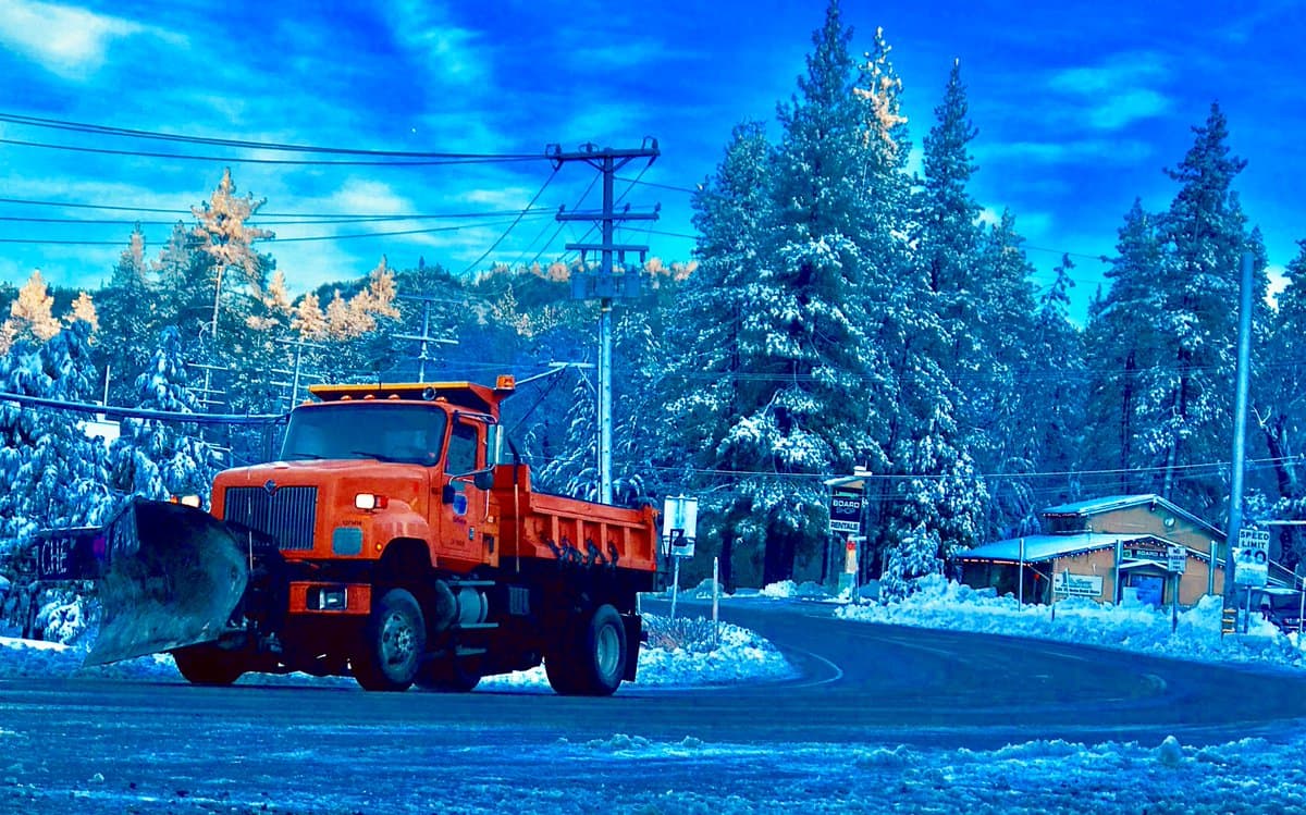 La agencia Caltrans también recordó a los visitantes de las montañas, respetar los límites de velocidad en las vías y mucho menos intentar pasar a los vehículos de mantenimientos en las vías.