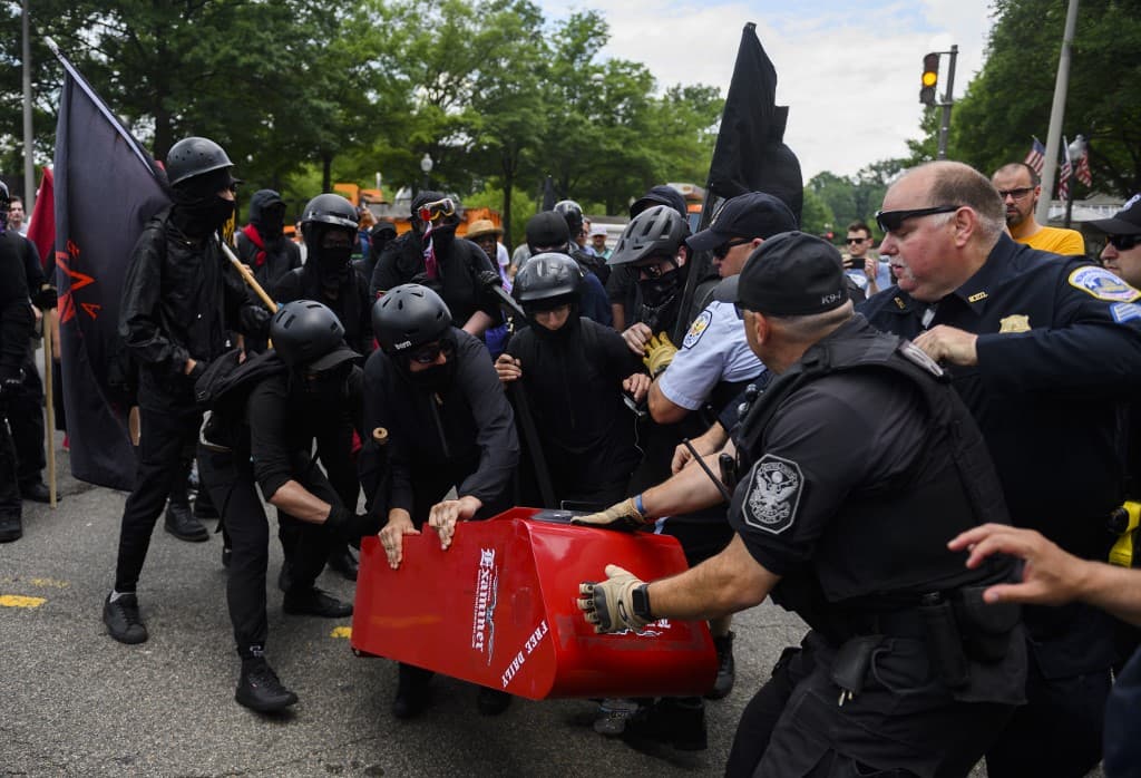 Tanto en bicicleta como a pie, los agentes interrumpieron rápidamente a los manifestantes evitando que miembros encapuchados y vestidos de negro de la izquierda antifascista levantaran barricadas en las calles utilizando cajas de periódicos y sillas derribadas.