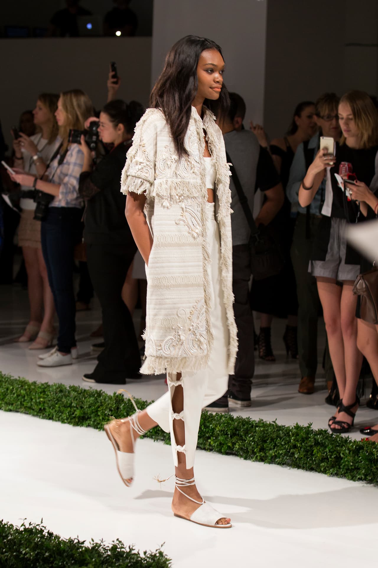 Los bordados y cordones le ponen el toque campestre a las piezas más icónicas. Diseños Rachel Zoe. NYFW, Spring/Summer 2016 - 09/13/2015