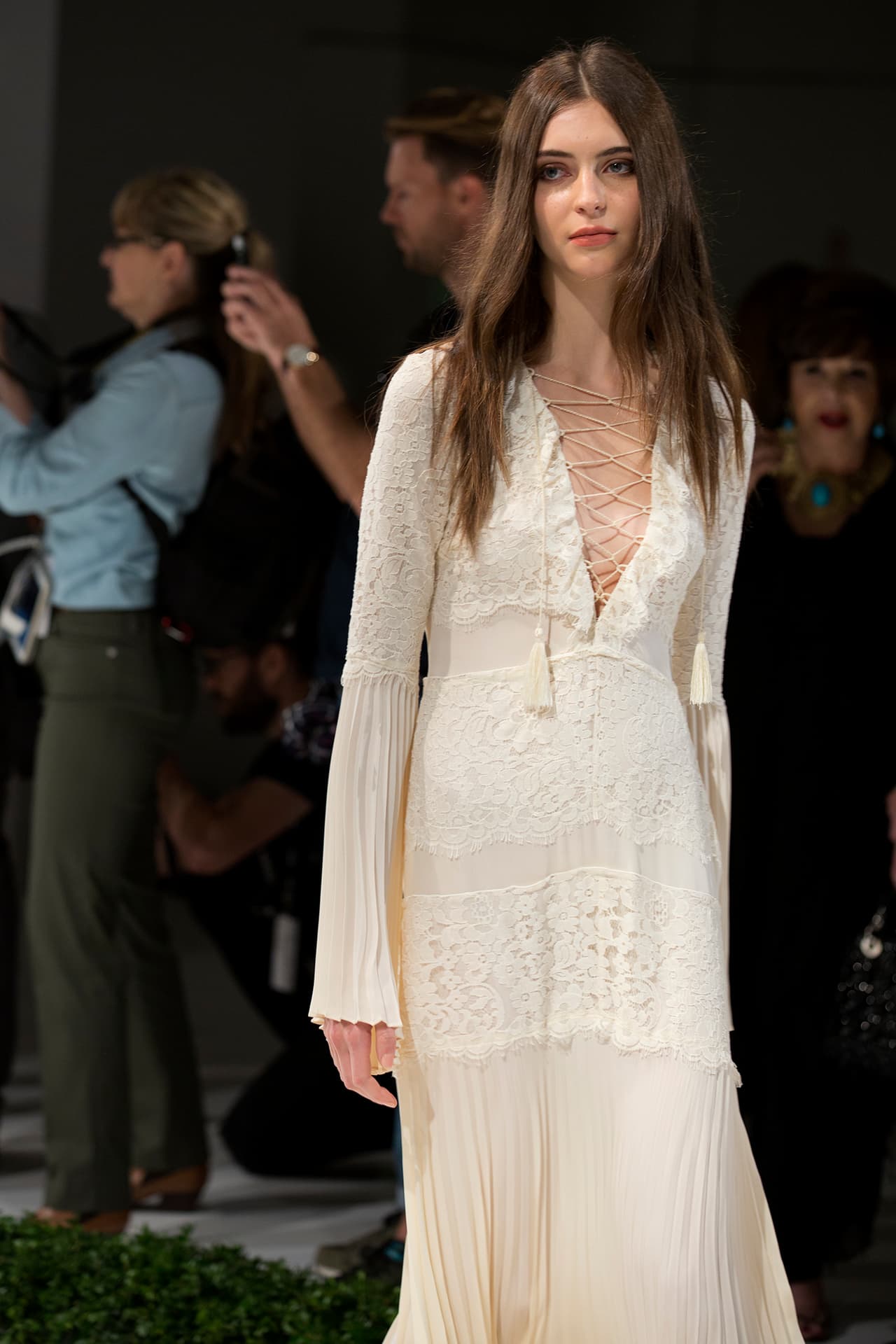 Con bordados y accesorios románticos. Diseños Rachel Zoe. NYFW, Spring/Summer 2016 - 09/13/2015