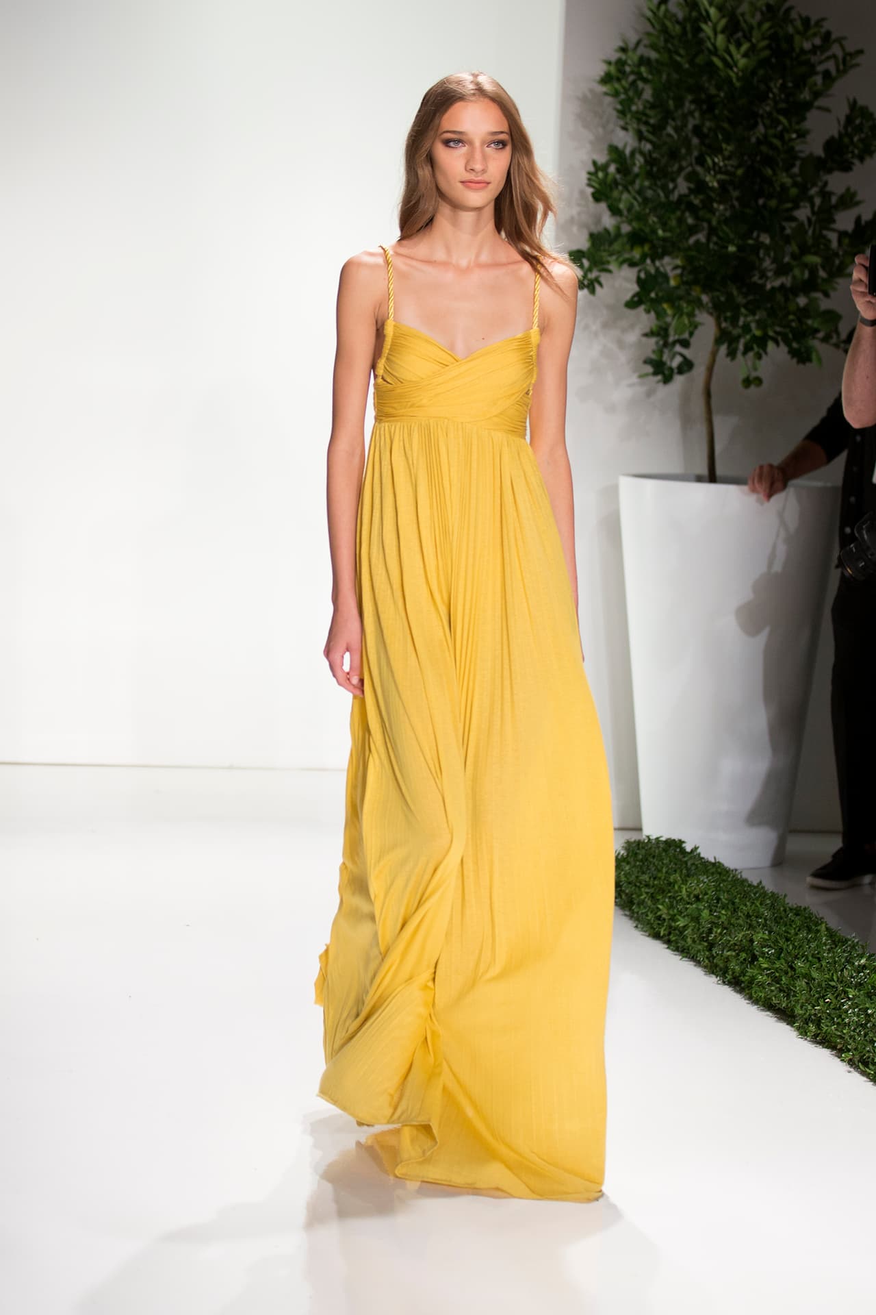 Y al mismo tiempo permiten que el alma femenina se libere al caminar. Diseños Rachel Zoe. NYFW, Spring/Summer 2016 - 09/13/2015