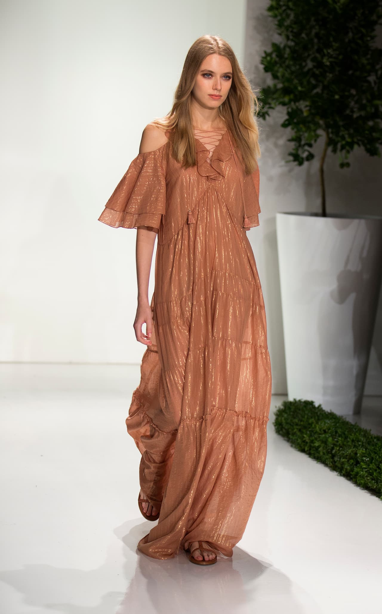 Para engalanar la Gran Manzana el domingo, la diseñadora Rachel Zoe presentó sus colección llena de inspiración gitana. Diseños Rachel Zoe. NYFW, Spring/Summer 2016 - 09/13/2015
