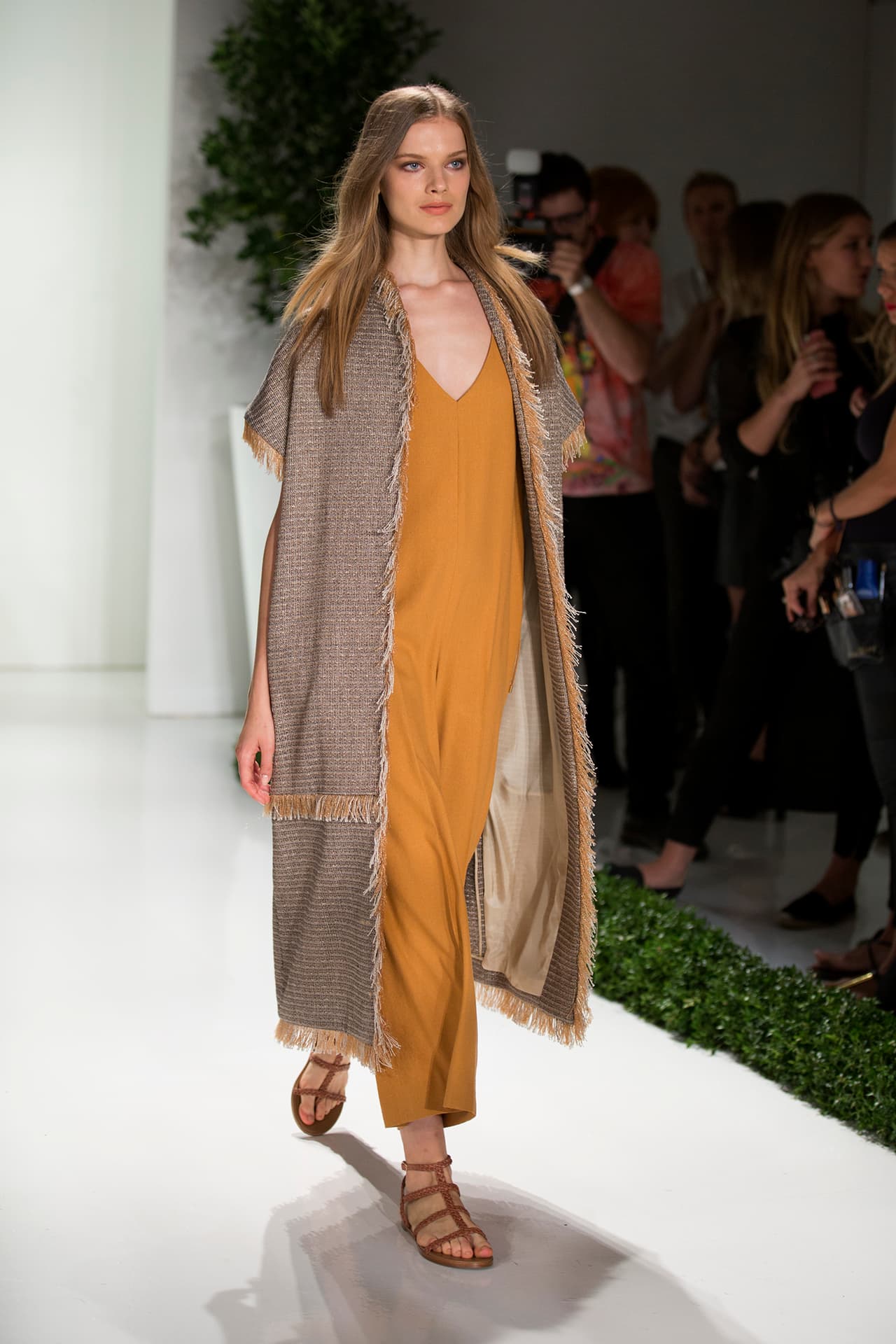 Los chalecos largos con texturas naturales le ponen un toque rural muy 'chic'. Diseños Rachel Zoe. NYFW, Spring/Summer 2016 - 09/13/2015