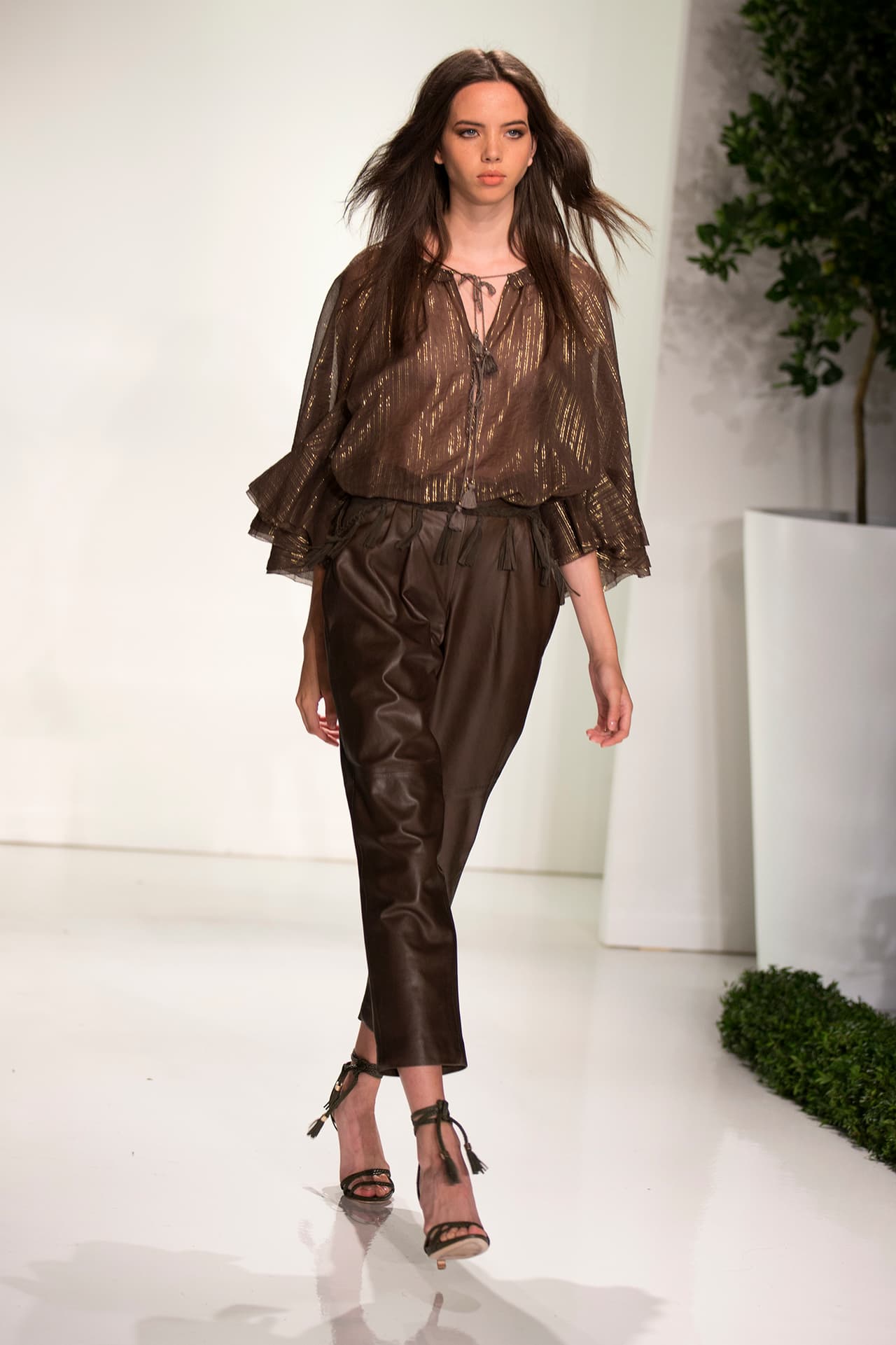 Con colores tierra aderezados con elementos brillantes la artista logra piezas que destacan por sí solas. Diseños Rachel Zoe. NYFW, Spring/Summer 2016 - 09/13/2015