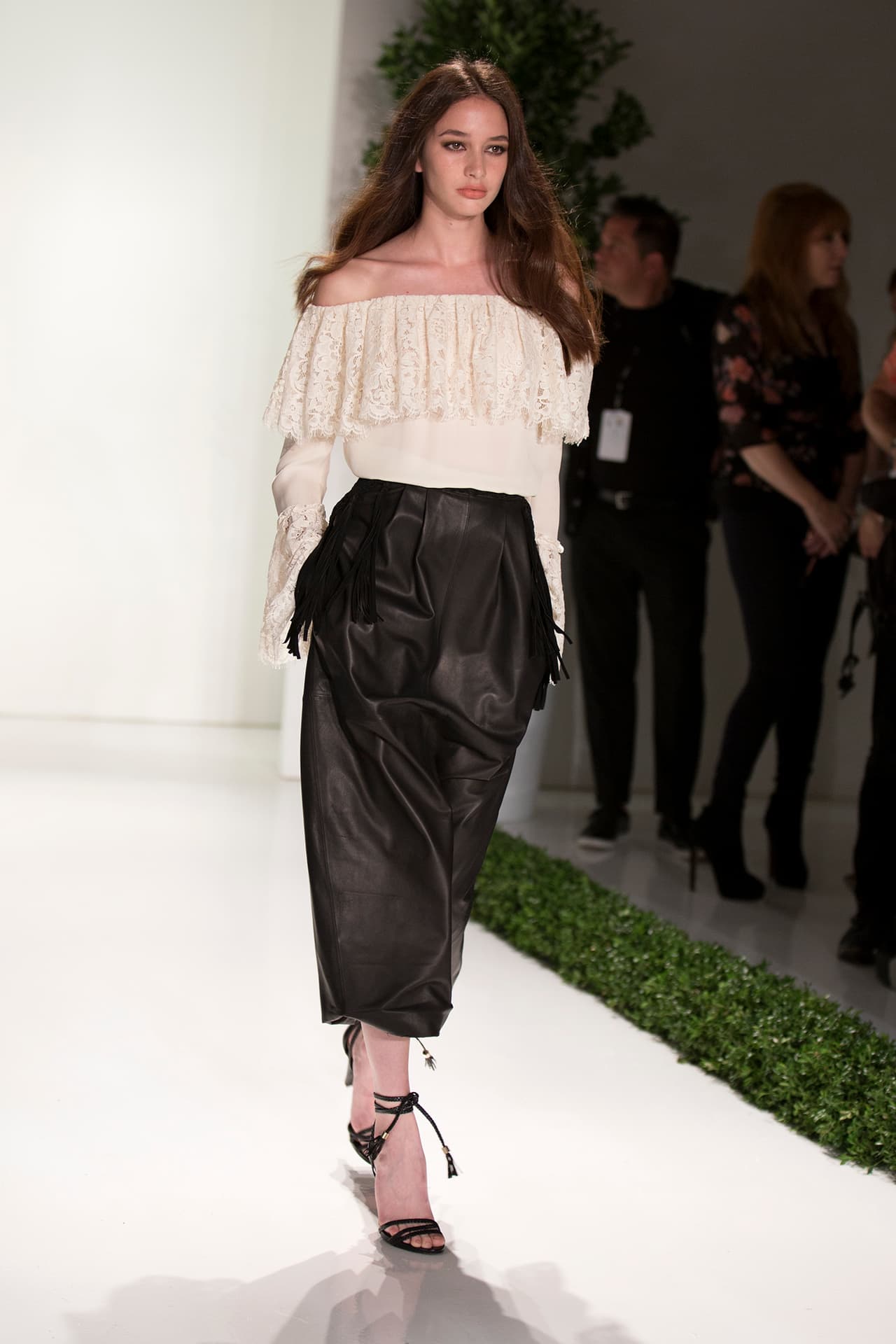 Blusas con encajes y en tonos que parecen sacados de un armario olvidado. Diseños Rachel Zoe. NYFW, Spring/Summer 2016 - 09/13/2015