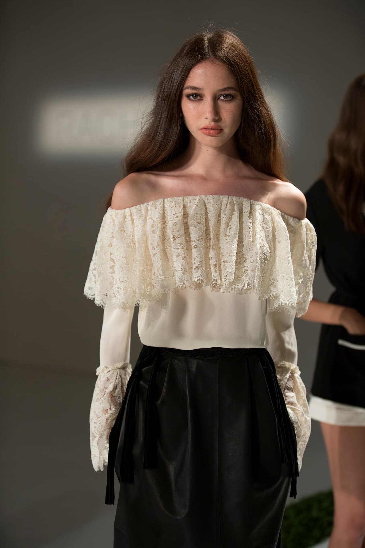 Contrastando estas texturas con cuero, lo que le aporta el toque urbano. Diseños Rachel Zoe. NYFW, Spring/Summer 2016 - 09/13/2015