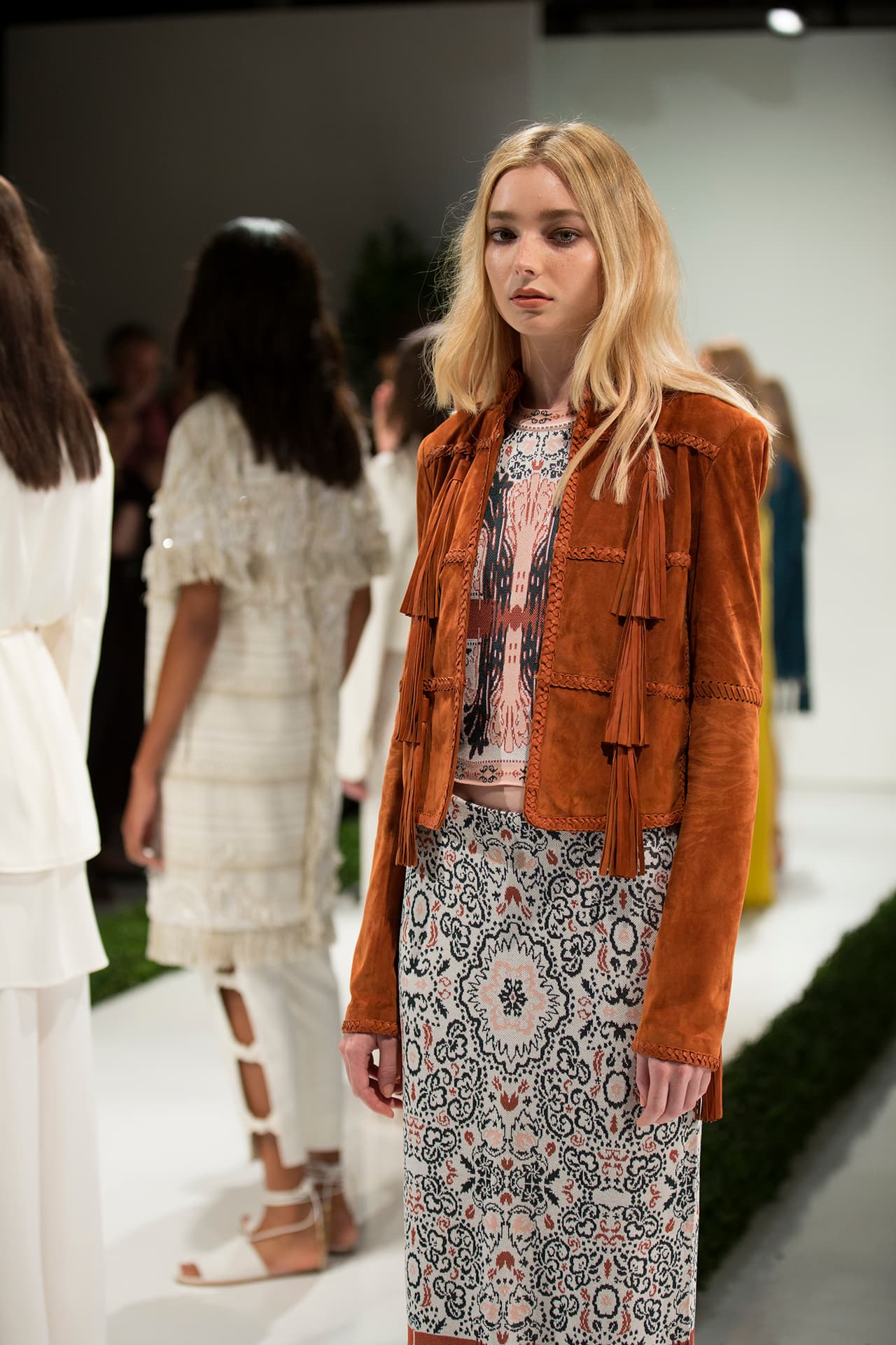 Las chaquetas con flecos y en tonos terracota son básicas de este estilo. Diseños Rachel Zoe. NYFW, Spring/Summer 2016 - 09/13/2015