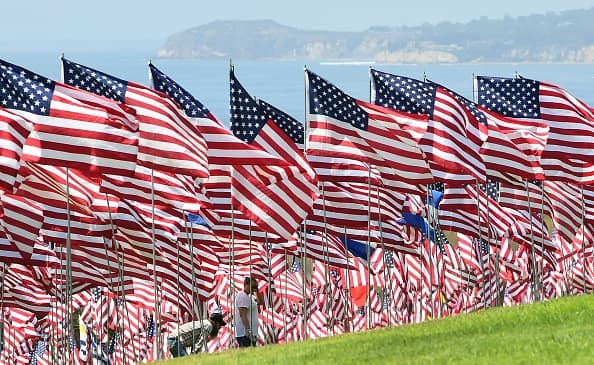 Las banderas, que son visibles desde la intersección de Pacific Coast Highway y Malibu Canyon Road, estarán en el lugar desplegadas durante dos semanas.