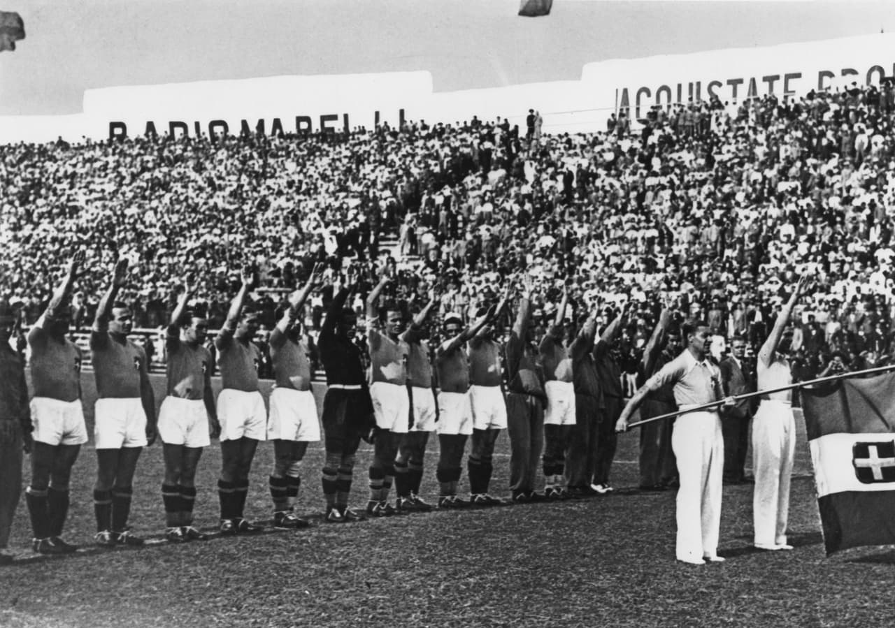 Italia fue campeón en 1934 con la marca del régimen fascista de Benito Mussolini en un evento que fue la muestra de la influencia de la política en el deporte, en un país bajo esa convicción.